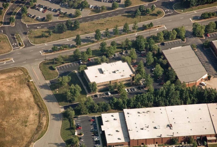 4160 Piedmont Pky, Greensboro, NC à louer - Photo du bâtiment - Image 2 de 7