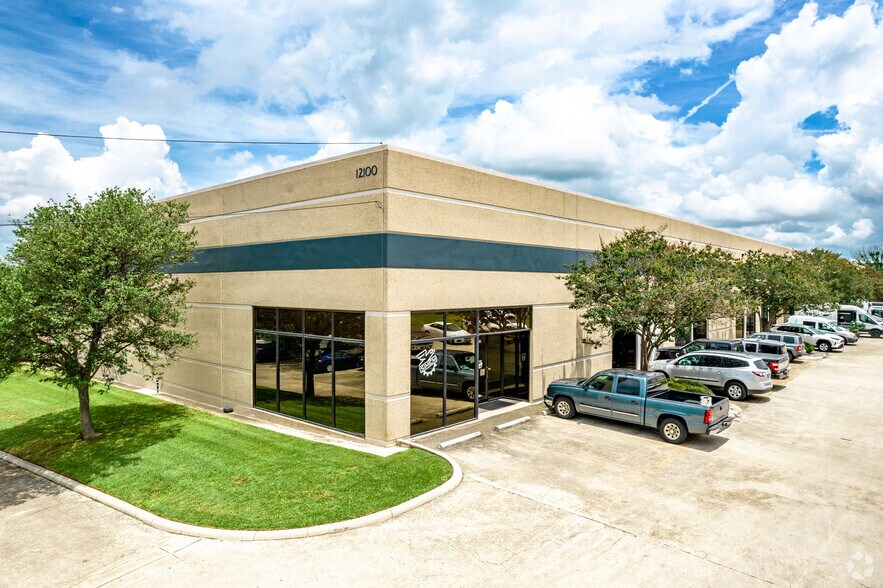 12100 Crownpoint Dr, San Antonio, TX à louer - Photo du bâtiment - Image 3 de 7