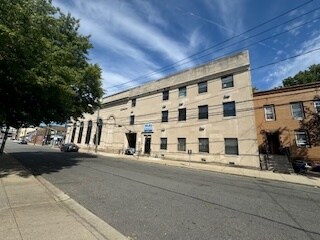 11 E Hawthorne Ave, Valley Stream, NY à louer - Photo du bâtiment - Image 2 de 4