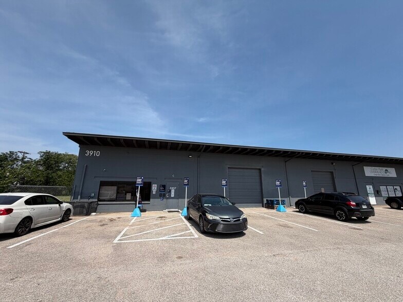 3910 Warehouse Row, Austin, TX à vendre - Photo du bâtiment - Image 3 de 10