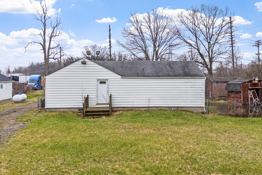 2 Commercial Assets portfolio of 1 properties for sale on LoopNet.ca - Building Photo - Image 2 of 6