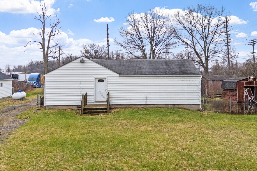37667 Cherry Hill Rd, Westland, MI à vendre - Photo du bâtiment - Image 3 de 7