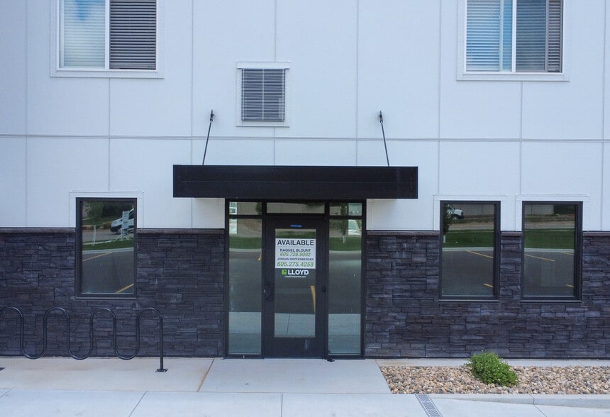 5025 S Bahnson Ave, Sioux Falls, SD à louer - Photo du bâtiment - Image 2 de 10