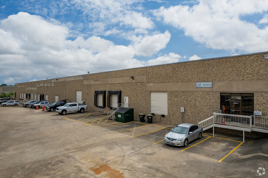 2000 Centimeter Cir, Austin, TX for lease - Building Photo - Image 2 of 5