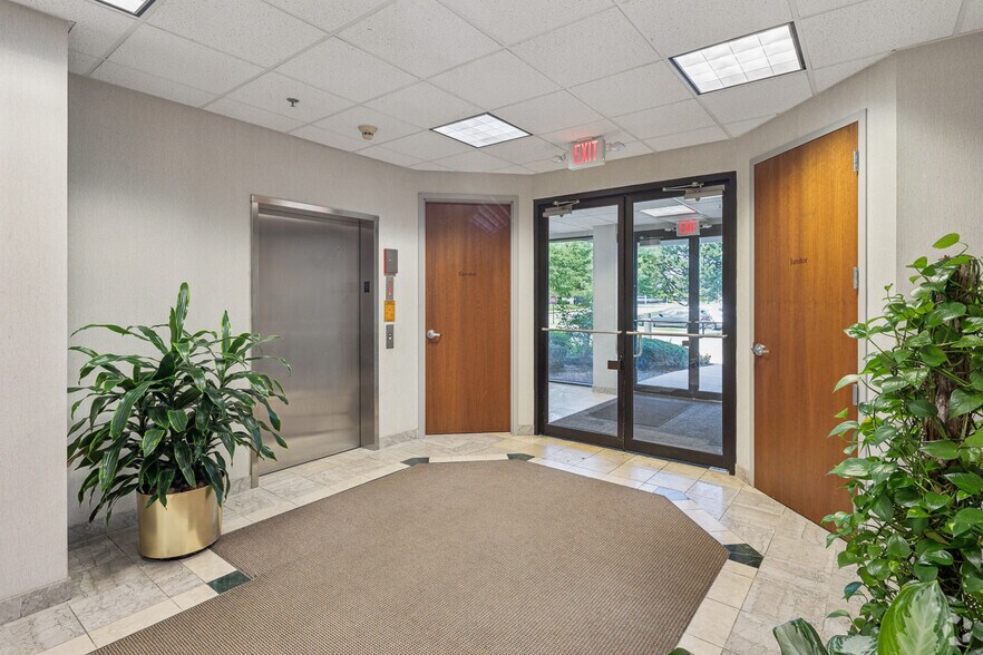 1749 S Naperville Rd, Wheaton, IL à louer - Hall d’entrée - Image 2 de 11