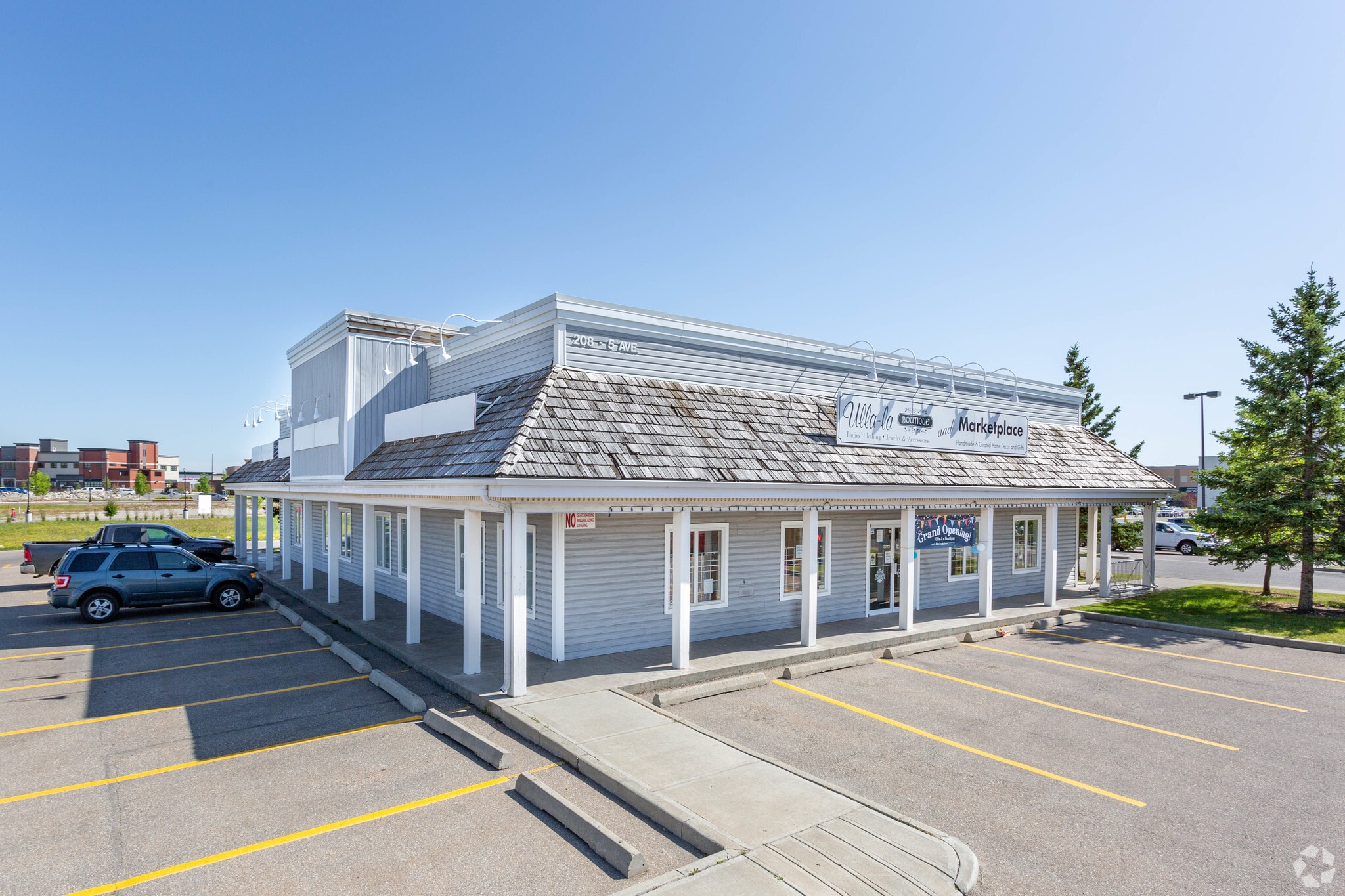 208 5th Ave W, Cochrane, AB for sale Primary Photo- Image 1 of 3