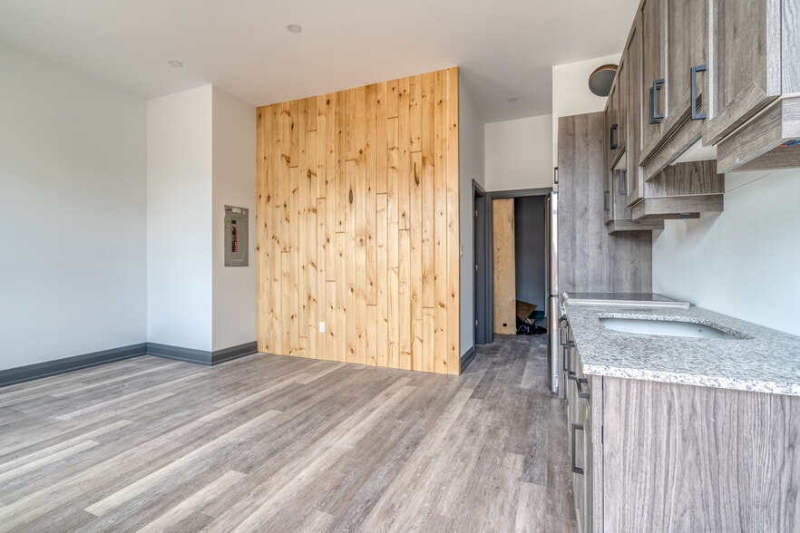 52 Barton St E, Hamilton, ON à vendre - Photo du bâtiment - Image 2 de 3