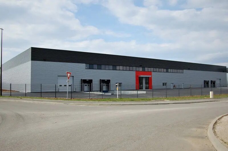 Flex in Dagneux for lease Building Photo- Image 1 of 2