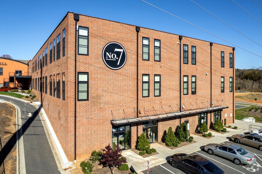 109 E Fleming Dr, Morganton, NC à louer - Photo du bâtiment - Image 2 de 11