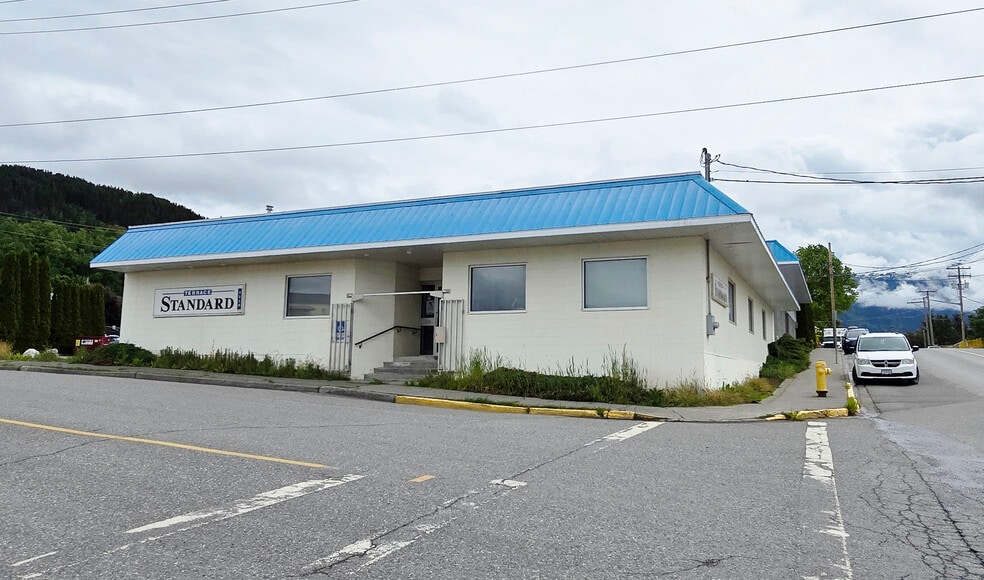 3210 Clinton St, Terrace, BC for sale - Building Photo - Image 2 of 7