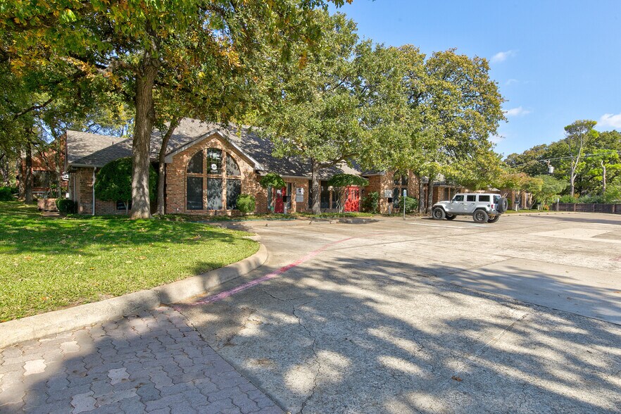 210-220 N Park Blvd, Grapevine, TX à louer - Photo du bâtiment - Image 2 de 3