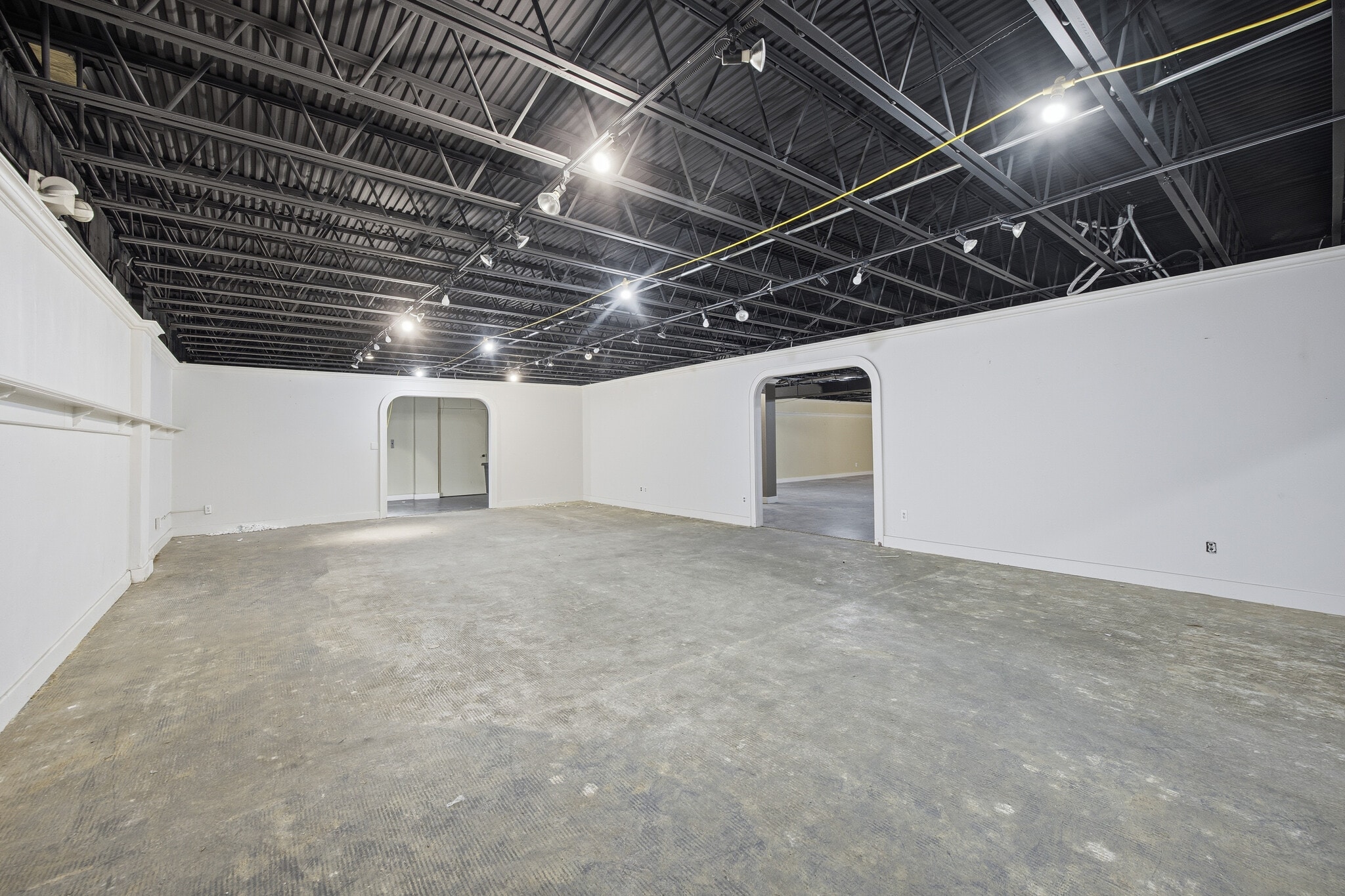 261-275 E Maple Rd, Birmingham, MI for lease Interior Photo- Image 1 of 4