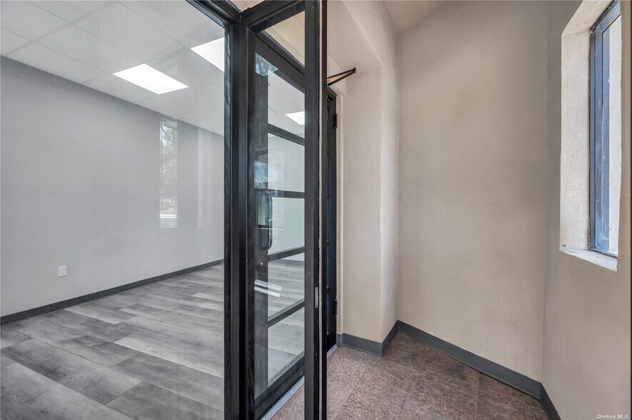 241 E Shore Rd, Great Neck, NY à louer - Photo du bâtiment - Image 3 de 11