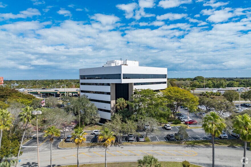 10720 Caribbean Blvd, Cutler Bay, FL à louer - Photo du bâtiment - Image 3 de 21