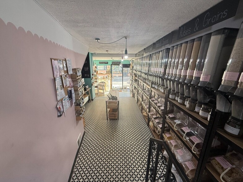 76 – 78 High St, Ware à louer - Photo intérieure - Image 2 de 6