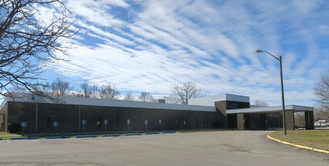 Plus de détails pour 7055 E 16th St, Indianapolis, IN - Spécialité à vendre