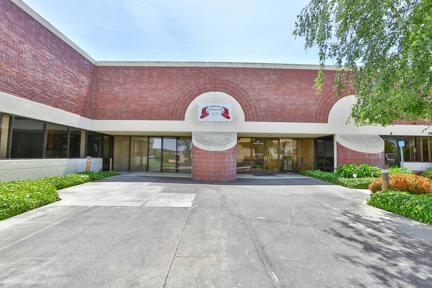 255 Apollo Way, Hollister, CA for lease - Primary Photo - Image 1 of 51