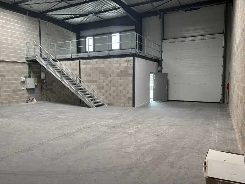 Flex in Chassieu for lease - Building Photo - Image 2 of 6