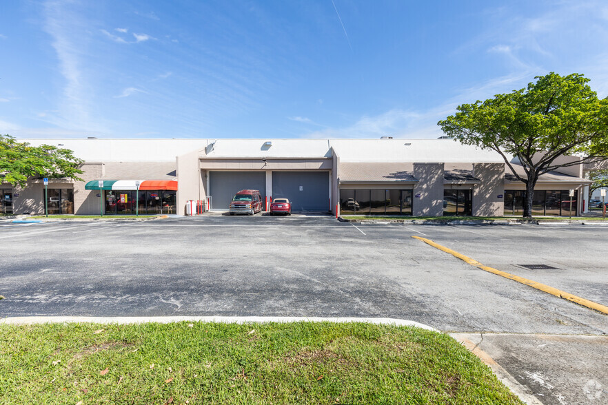 1751-1789 NW 79th Ave, Doral, FL à louer - Photo du bâtiment - Image 3 de 5