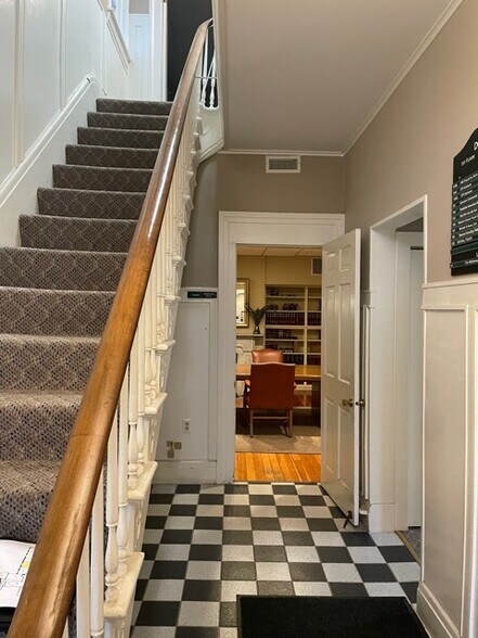 115 Campbell St, Geneva, IL à louer - Photo intérieure - Image 3 de 8