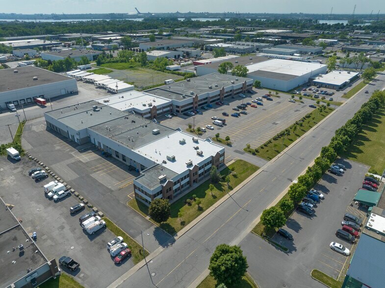 784-818 Boul Guimond, Longueuil, QC à louer - Photo du bâtiment - Image 3 de 5