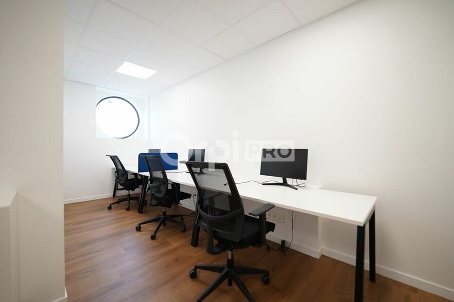 250 Rue Hélène Boucher, Rillieux-la-Pape for lease - Interior Photo - Image 3 of 13