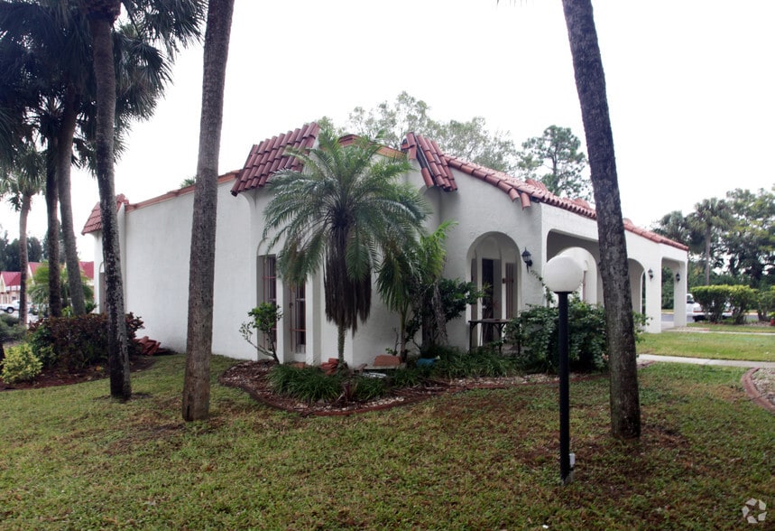 76 Pondella Rd, North Fort Myers, FL à vendre - Photo du bâtiment - Image 2 de 4