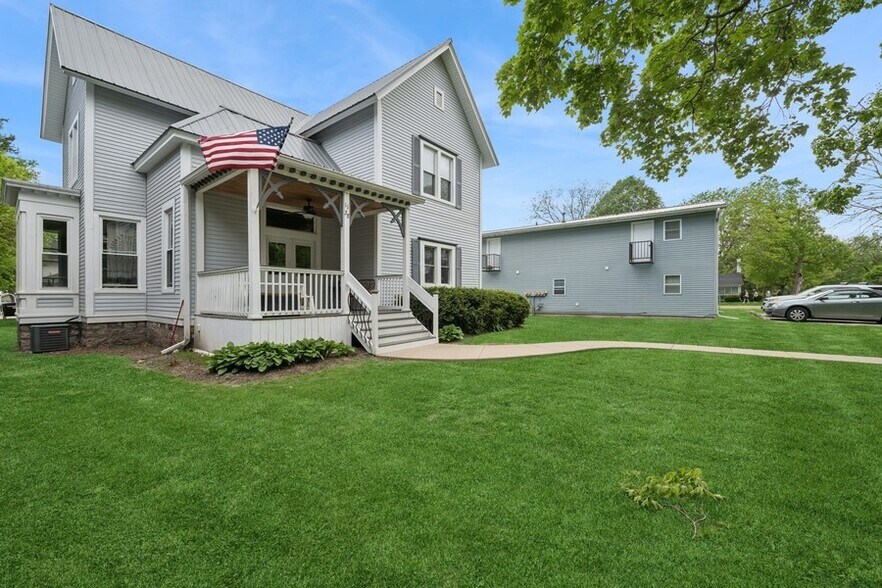 1128 Wisconsin St, Lake Geneva, WI à vendre - Photo du bâtiment - Image 2 de 26