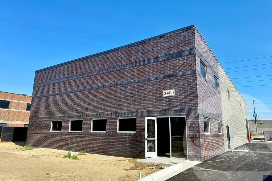34414 Rosati Ave, Livonia, MI for lease - Building Photo - Image 1 of 7