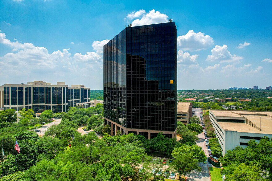 12221 Merit Dr, Dallas, TX à louer - Photo du bâtiment - Image 2 de 19