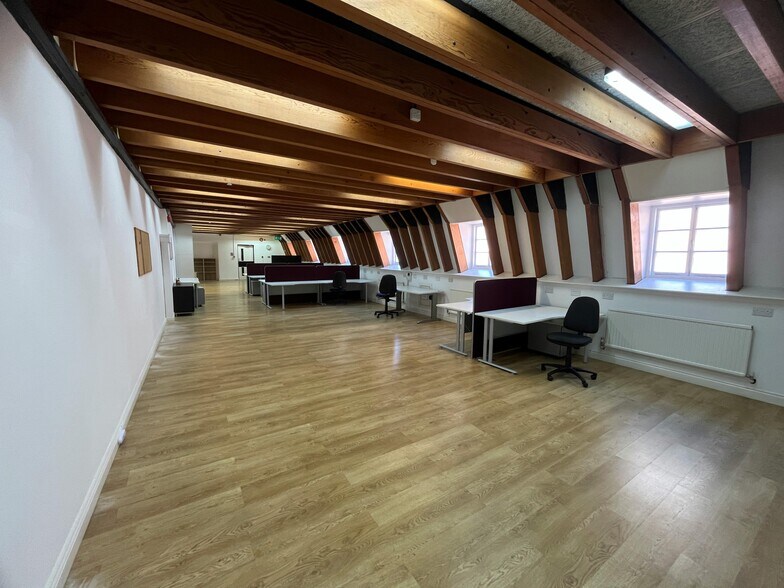 34 Market Sq, Aylesbury à louer - Photo du bâtiment - Image 1 de 13