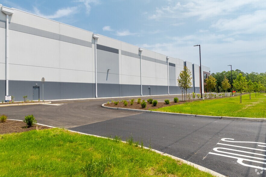 620 W Commodore Boulevard, Jackson, NJ à louer - Photo du bâtiment - Image 3 de 13