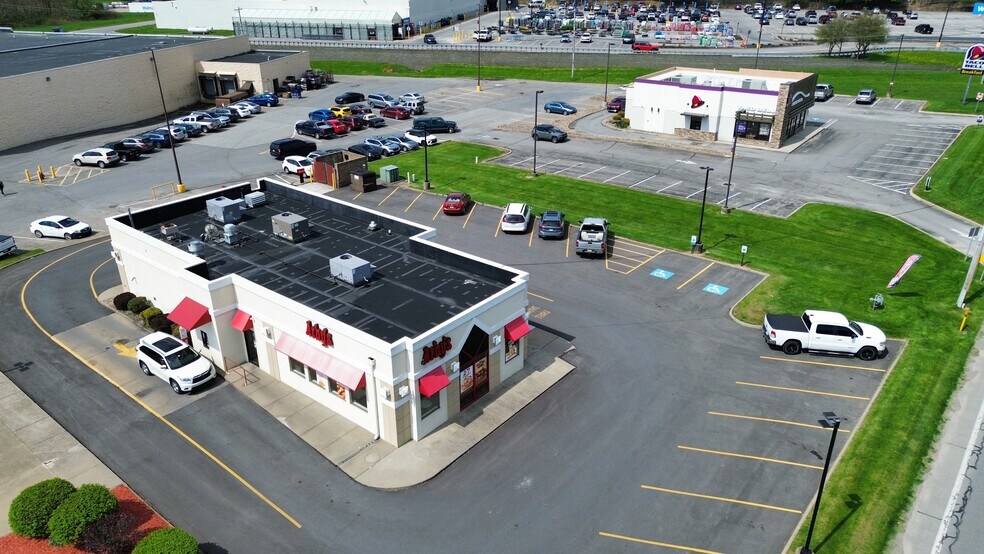 15-49 Pine Grove Sq, Grove City, PA à louer - Photo du bâtiment - Image 3 de 5
