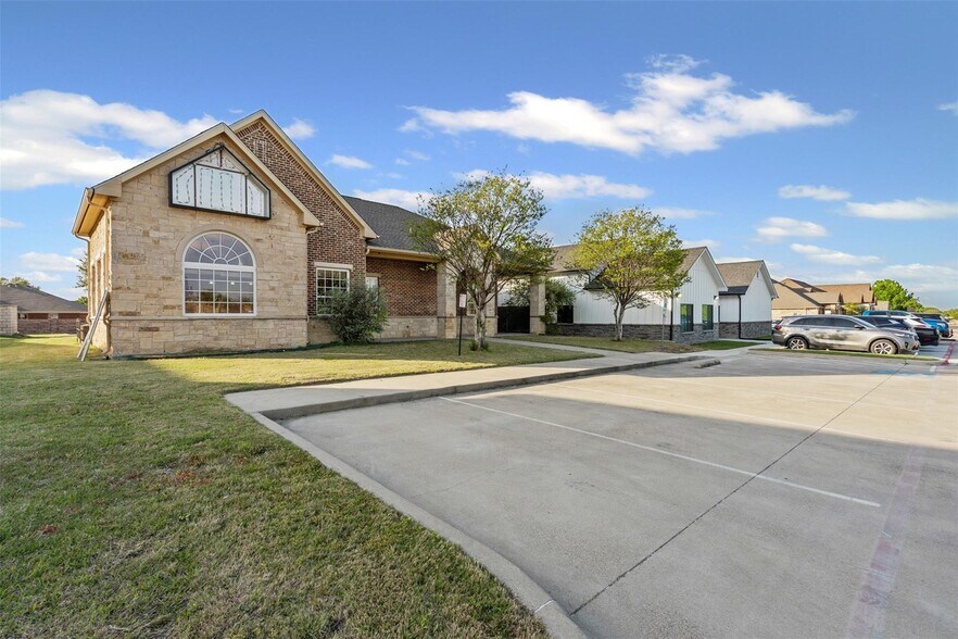779 E FM 1187, Crowley, TX à vendre - Photo du bâtiment - Image 3 de 14