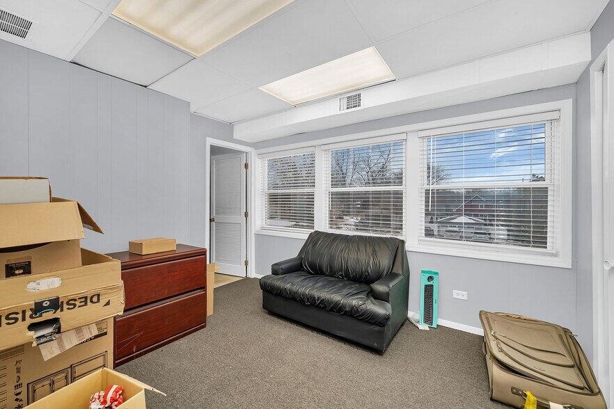 3S340 Rockwell St, Warrenville, IL à louer - Photo du bâtiment - Image 3 de 21