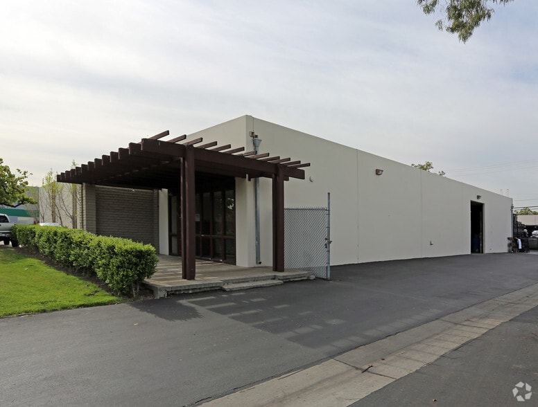 1702 Kaiser Ave, Irvine, CA for lease - Building Photo - Image 2 of 7