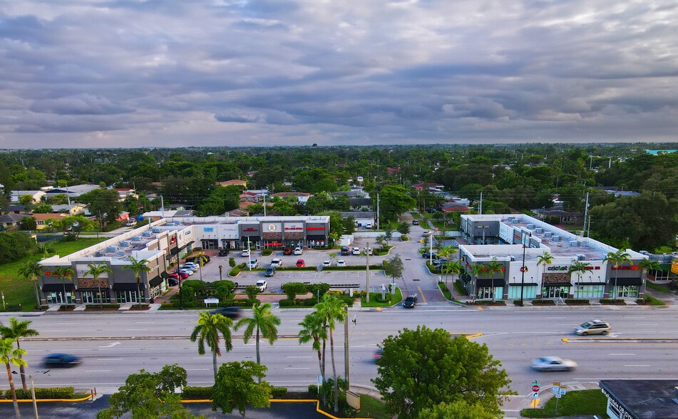 645-710 W Hallandale Beach Blvd, Hallandale, FL for lease - Building Photo - Image 2 of 8