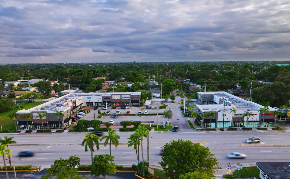 645-710 W Hallandale Beach Blvd, Hallandale, FL à louer - Photo du bâtiment - Image 2 de 8