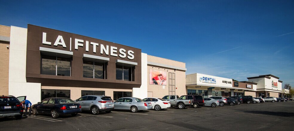 13005-13075 Victory Blvd, North Hollywood, CA à louer - Photo du bâtiment - Image 2 de 14