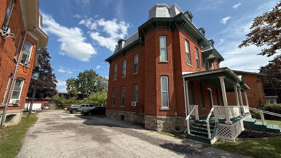 Elm Portfolio portefeuille de 2 propriétés à vendre sur LoopNet.ca - Photo du bâtiment - Image 3 de 9