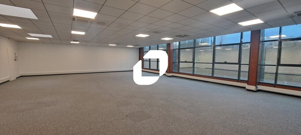 Office in Noisy-le-Sec for lease - Building Photo - Image 3 of 8