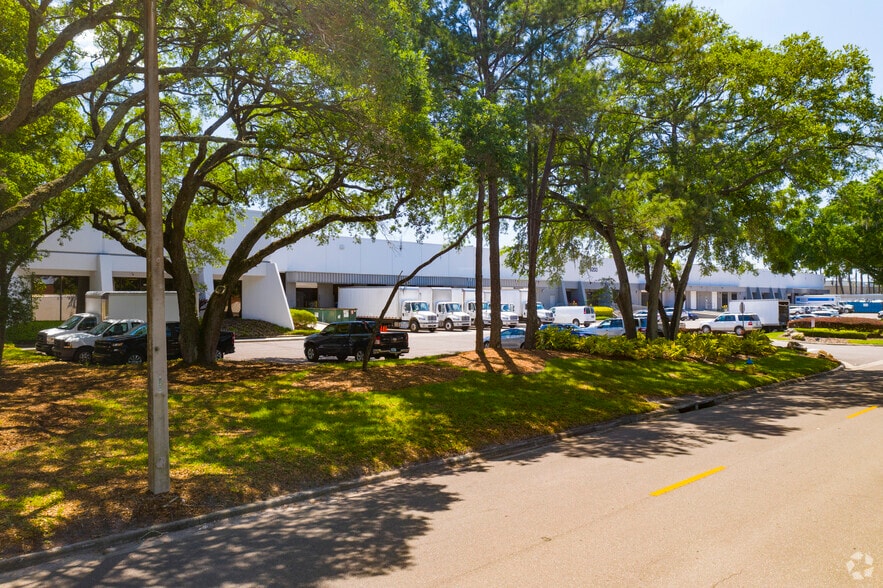 9203 King Palm Dr, Tampa, FL for sale - Building Photo - Image 3 of 11