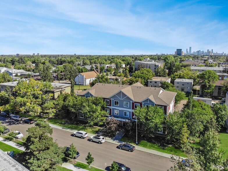 10141 153rd St NW, Edmonton, AB à vendre - Photo du bâtiment - Image 3 de 4