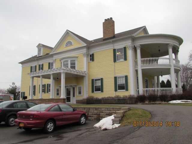 710 Latta Rd, Rochester, NY à vendre - Photo du bâtiment - Image 1 de 29