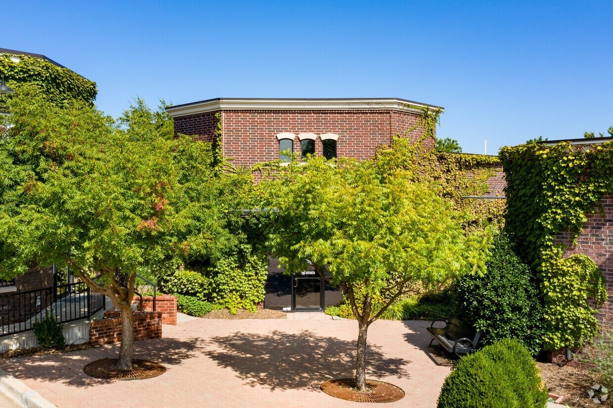 15712 N Pennsylvania Ave, Edmond, OK for lease Building Photo- Image 1 of 14