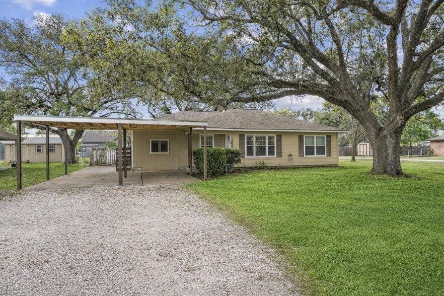 3027 Poppy St, Needville, TX for sale - Building Photo - Image 2 of 36