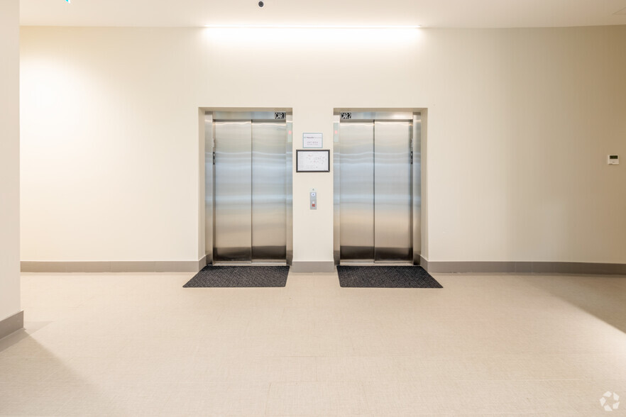 15350 Croydon Dr, Surrey, BC for lease - Lobby - Image 2 of 9