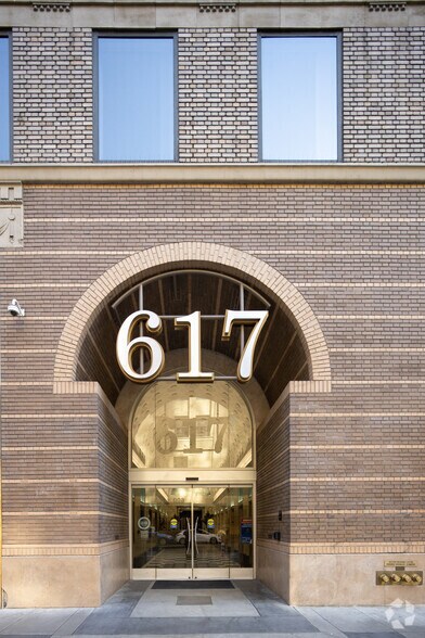 617 W 7th St, Los Angeles, CA à louer - Photo du bâtiment - Image 3 de 8