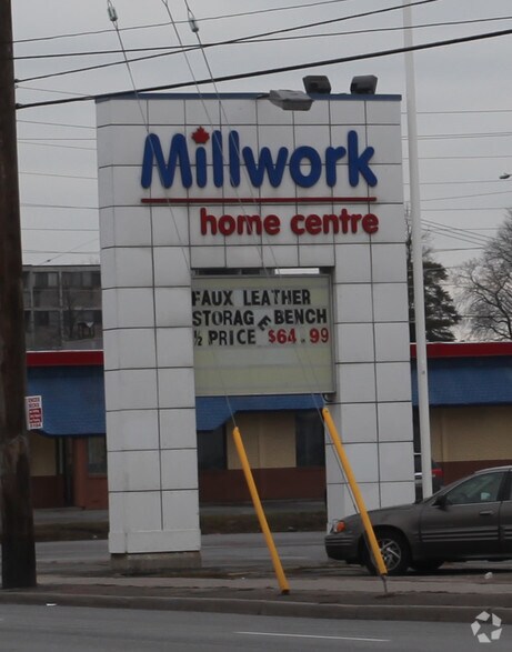 1279 Simcoe St N, Oshawa, ON à louer - Photo du bâtiment - Image 2 de 3