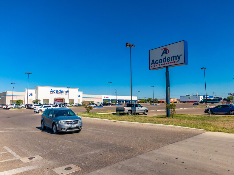 Academy, Eagle Pass, TX à vendre - Photo du bâtiment - Image 1 de 1